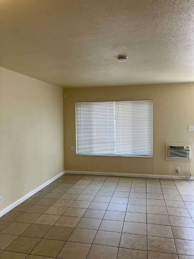 Building Photo - Charming Studio Apartment in Atwater – Con...