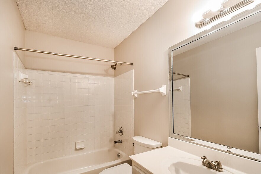 Building Photo - 1805 Steeplechase Cove