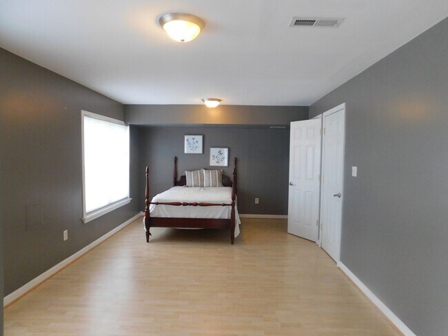 Building Photo - NEW Kitchenette / All Utilities Included!!