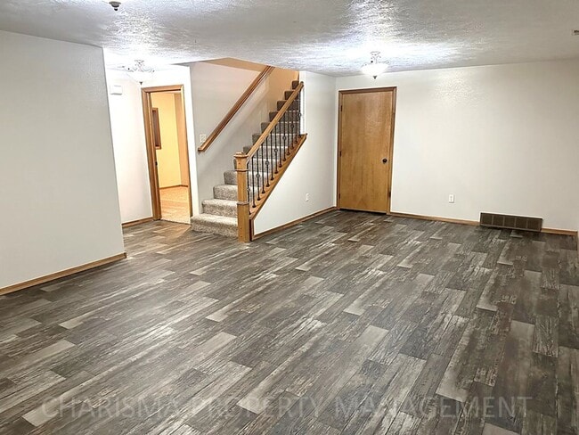 Building Photo - 4 BEDROOM, 2 BATH TOWN HOME, PET FRIENDLY, AMENITY FILLED, DOUBLE ATTACHED GARAGE!