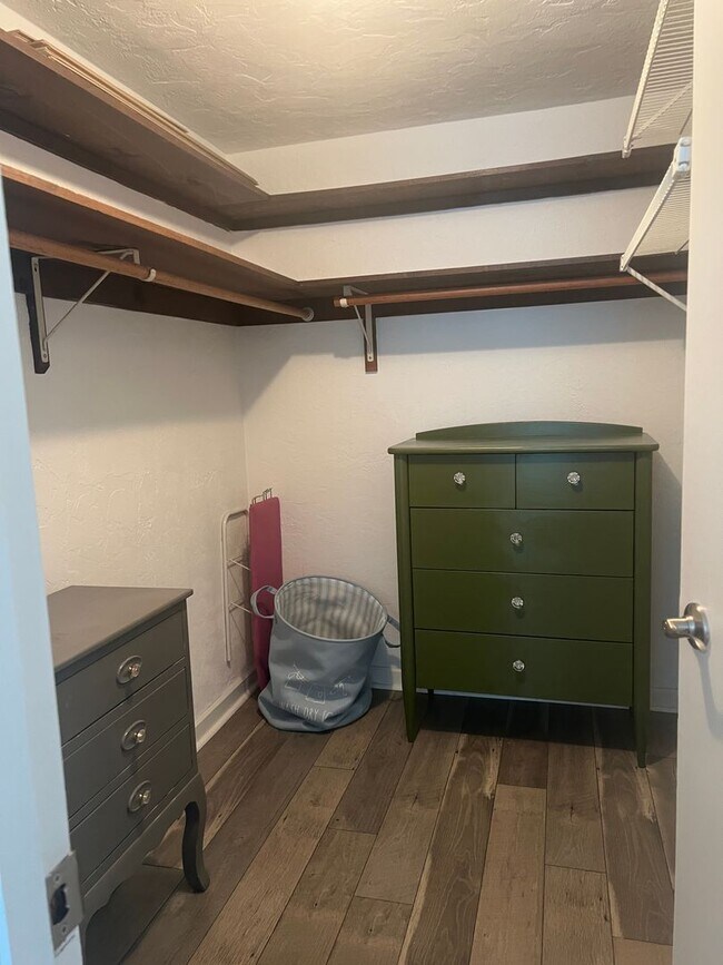 Building Photo - NEW PRICE on Adorable 1BR/1BA Condo in Downtown Venice