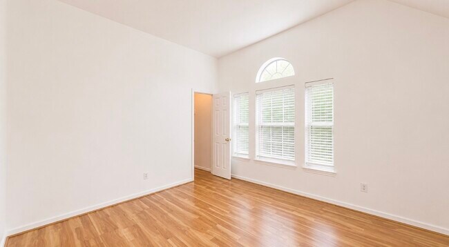 Building Photo - 423 Blossomwood Dr