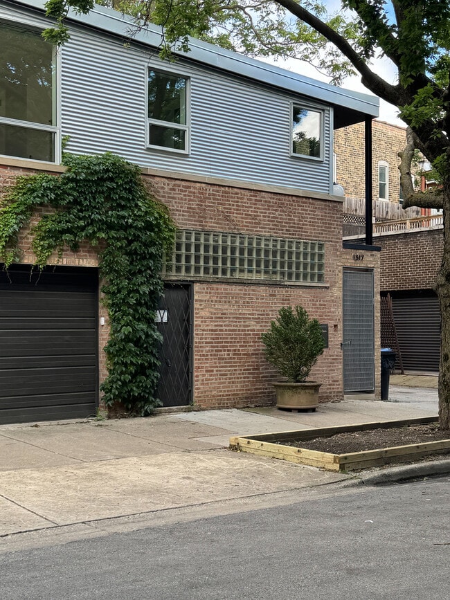 Building Photo - 1317 N Leavitt St