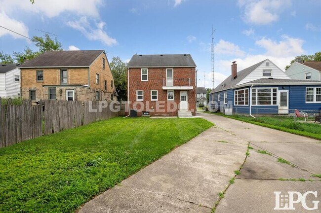 Building Photo - 928 W Gramercy Ave