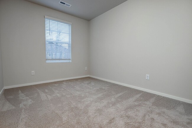 Building Photo - 3 Bedroom 2.5 Bathroom Home with Beautiful Finishes!!