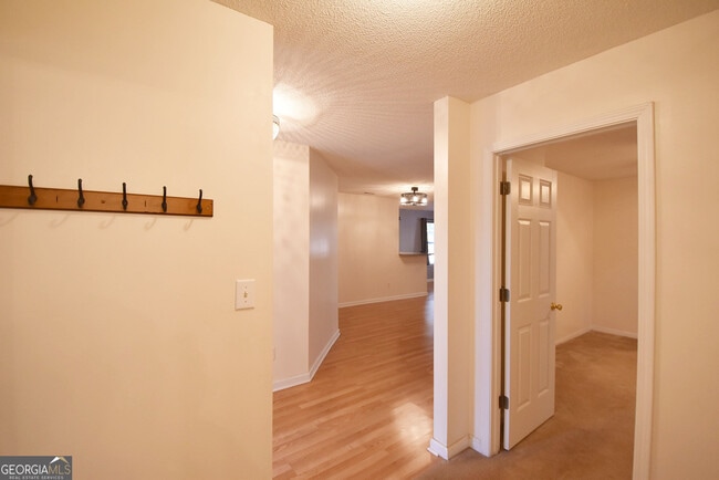 Building Photo - 715 S Fairfield Dr