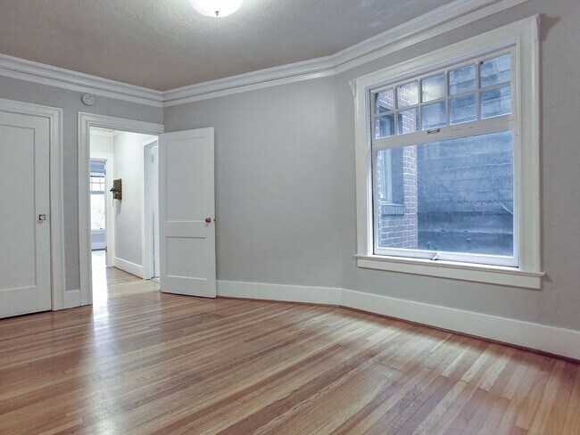 Building Photo - Beautiful 1 Bed w/ Hardwoods on NW Couch &...