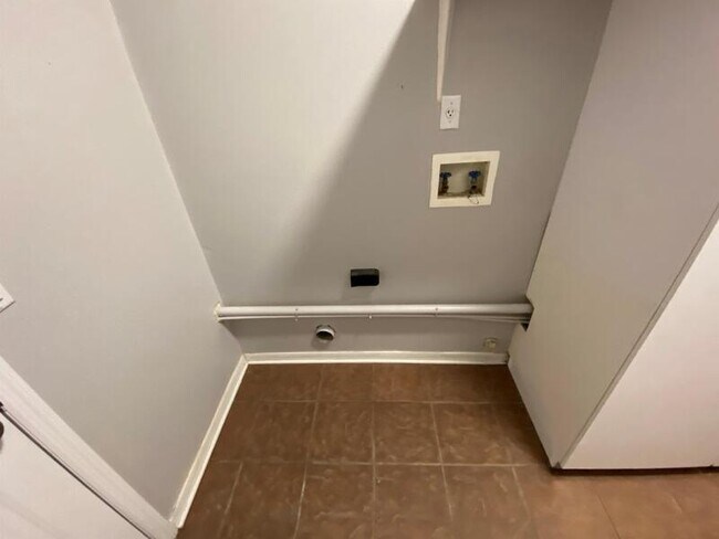 Building Photo - 10885 Piping Rock Cir