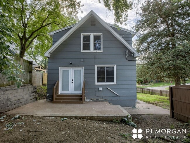 Building Photo - 3 bedroom, 2 bathroom House Available Imme...
