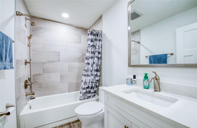 Building Photo - 2617 Bentley Dr