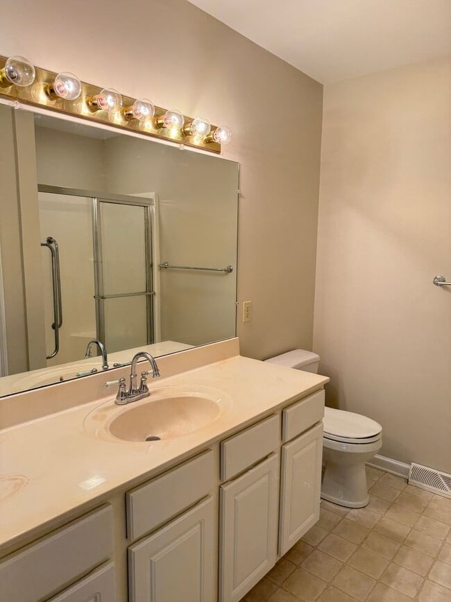 Building Photo - 2 Bedroom 2 Bathroom Townhome In Warwick T...