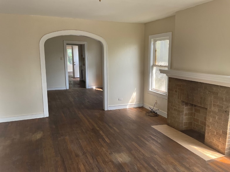 Building Photo - 1825-1823 Reuter Ave