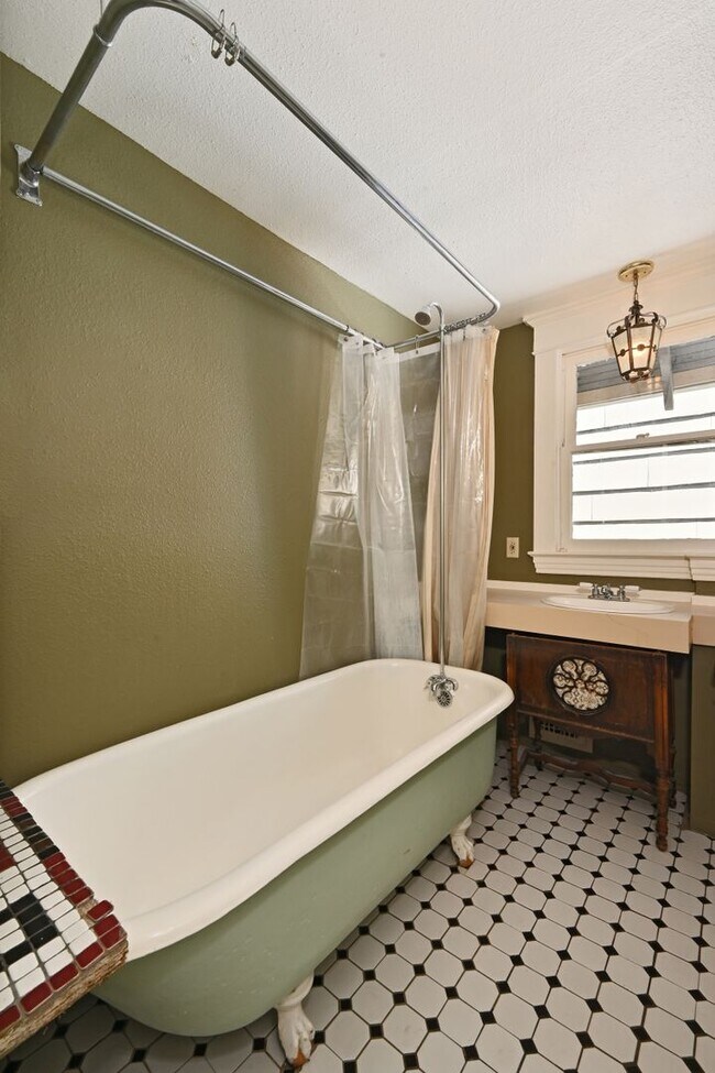 Building Photo - Charming & Spacious 4-Square 3 BR/1.75 BA ...