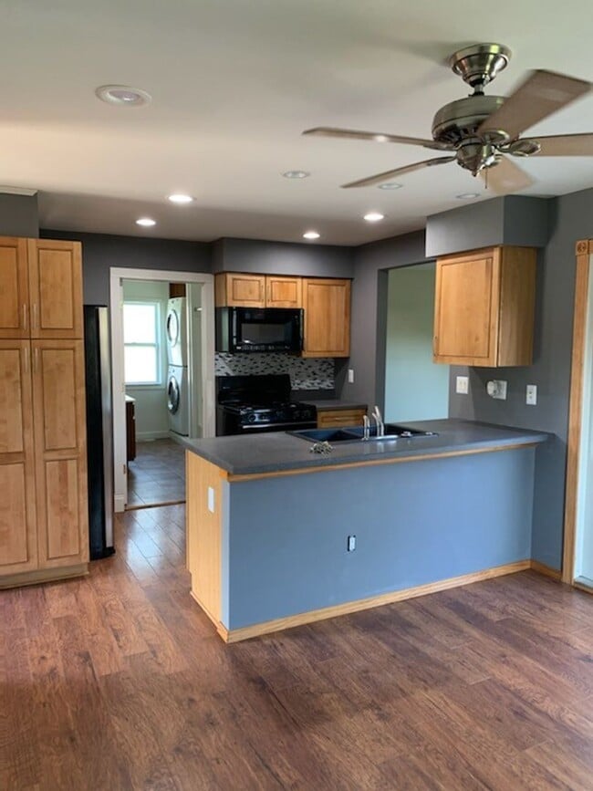 Building Photo - LIVE IN DOWNTOWN HOWELL! 3 BEDROOM HOUSE FOR LEASE