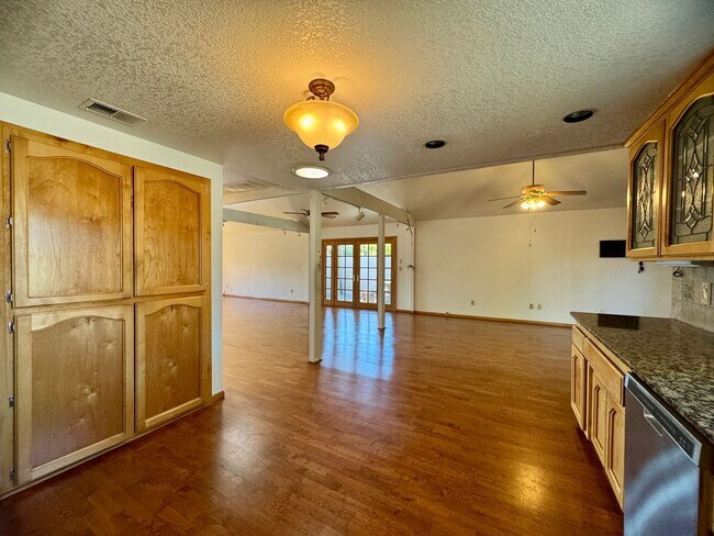 Building Photo - 2555 Westridge Dr