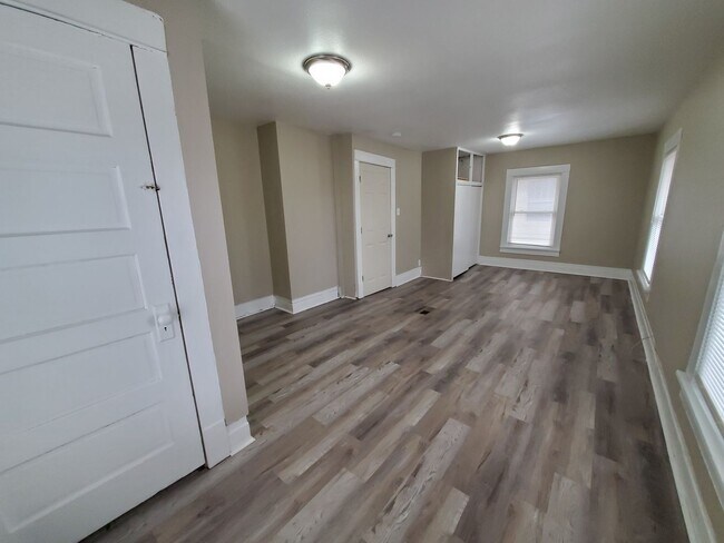 Building Photo - COMING SOON!! 506 Denver- large 3 bed house! **PETS OK**