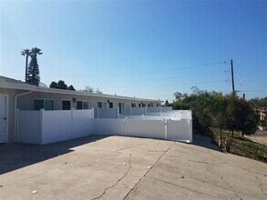 Building Photo - Golden Hill 2 Bed / 1 Bath/ 2 Parking Spac...