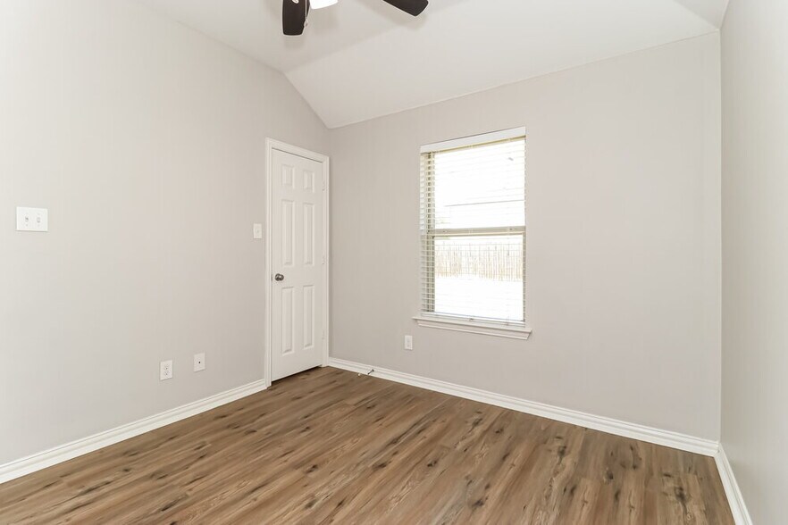 Building Photo - 319 W Little Creek Rd