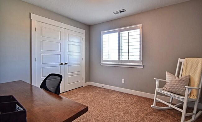 Building Photo - 4 bedroom/2.5 bathroom Townhome in Eagle Mountain