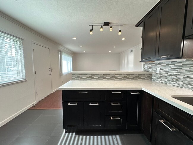 Building Photo - Updated 2 Bed / 1 Bath - Ground Floor Condo - Commuter-Friendly Location