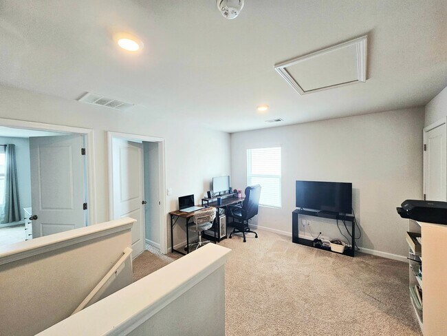 Building Photo - Beautiful Home 4 Bedroom 2.5 Bath