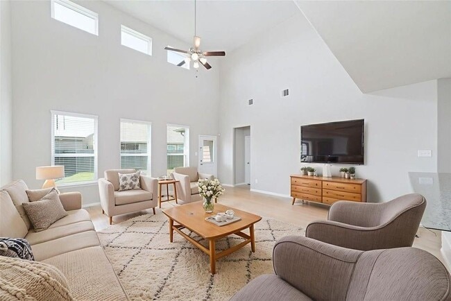 Building Photo - 2707 Golden Hills Ct