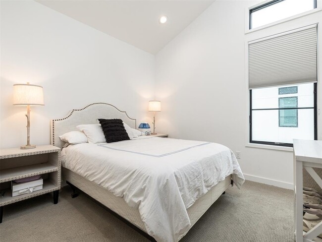 Building Photo - 800 Emilia Ct