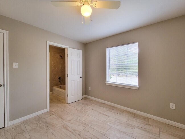 Building Photo - 3206 Lobit Dr