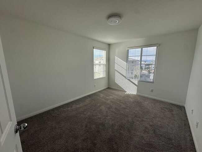 Building Photo - Henderson Townhome for rent