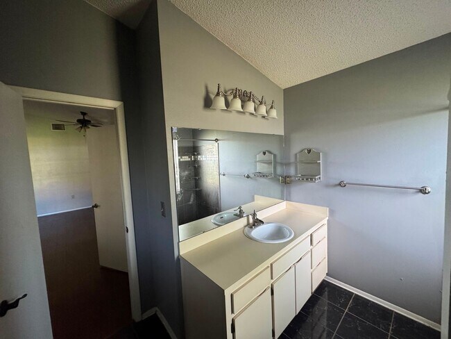Building Photo - Spacious Lakeland 3-Bedroom Home with 2-Car Garage & Large Driveway