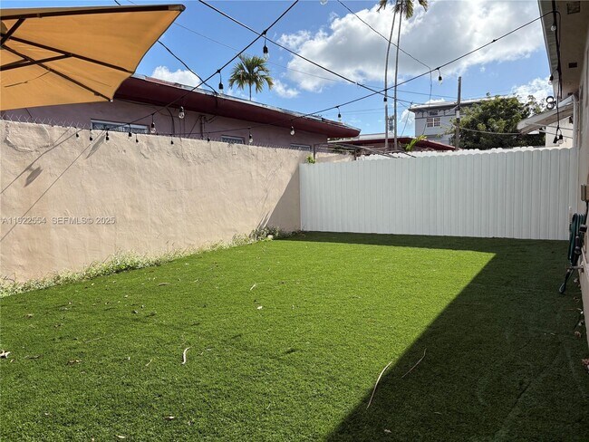 Building Photo - 527 SW 9th Ave