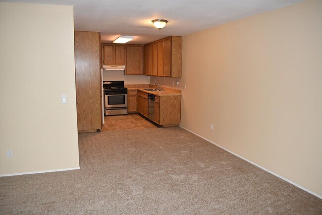 Building Photo - First Floor Single Story 3 Bed 2 Bath Cond...