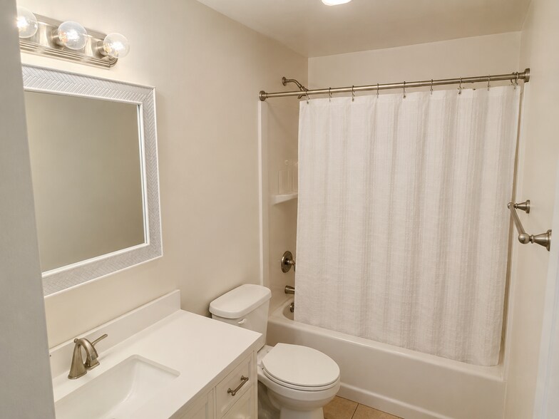 Building Photo - 166 Mercier Dr