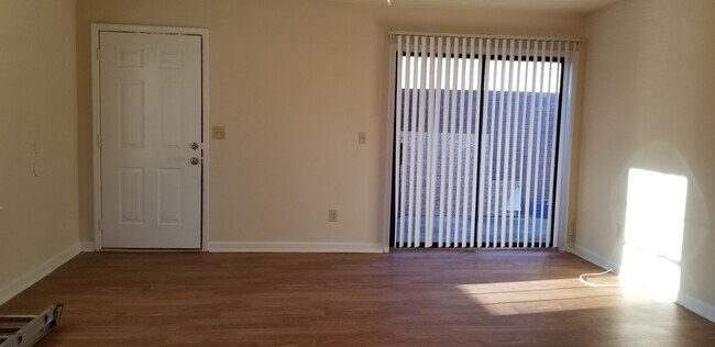 Building Photo - 1714 Riverside Ct NE