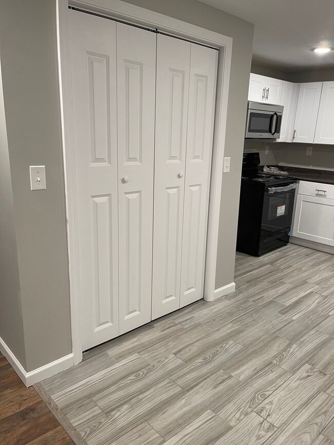 Building Photo - 2 bed, 1 bath house-Pet Friendly!