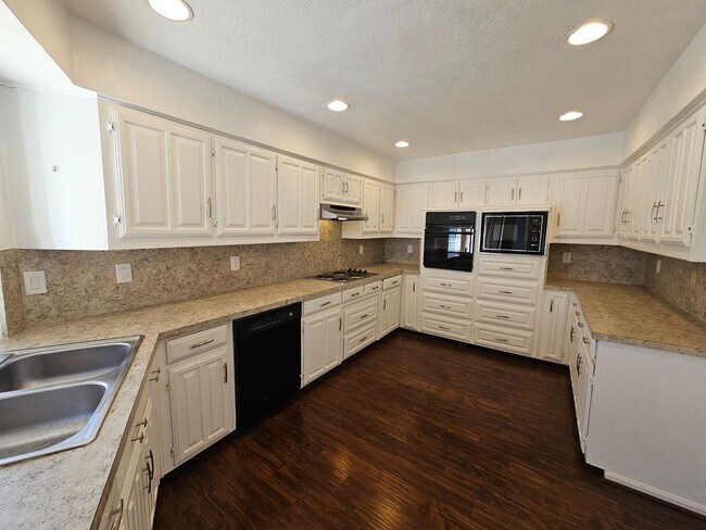 Building Photo - AVAILABLE NOW!