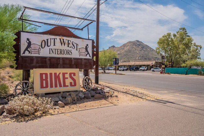 Building Photo - Downtown Cave Creek Patio Homes!