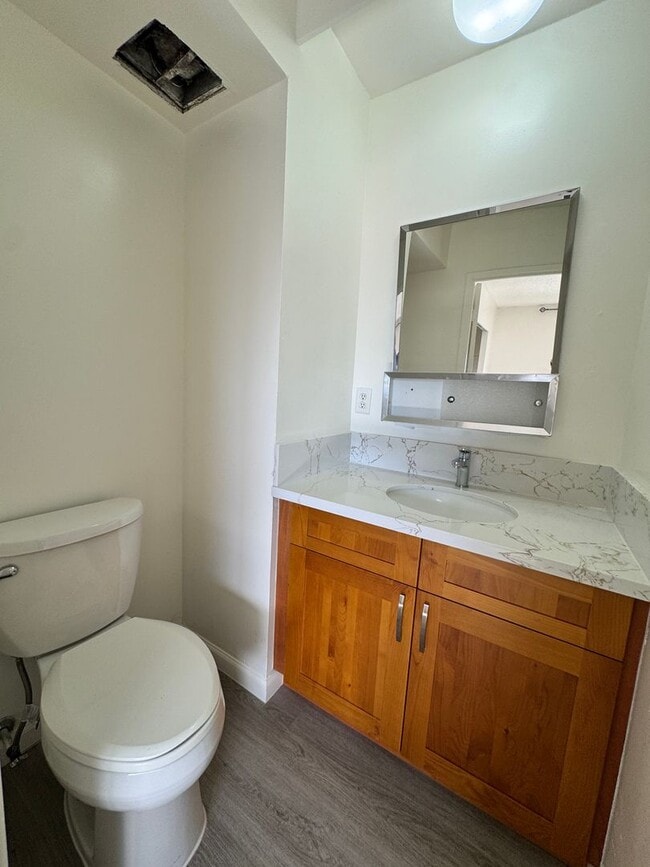 Building Photo - Bright and Breezy 2 bed, 1.5 bath, 1 covered parking top floor condo in Makiki!!