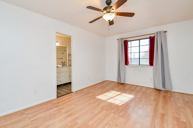 Building Photo - 13837 Purplemartin St