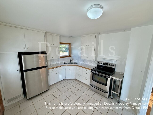 Building Photo - Adorable 2 BR home in Manette with View!