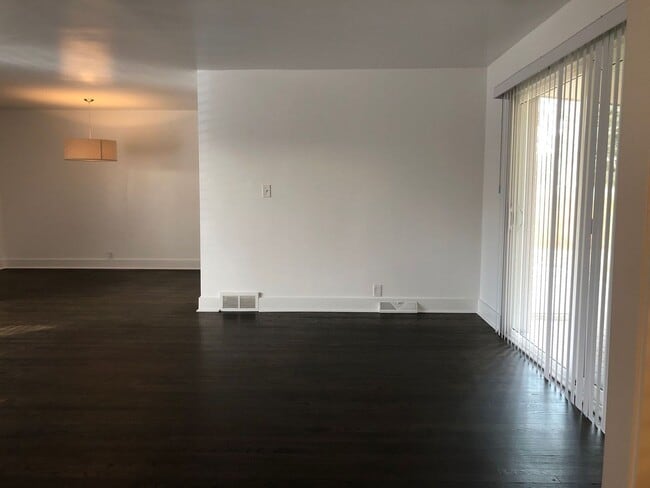 Building Photo - Rent this Gorgeous Fully Updated 3 Bd/ 1.5...