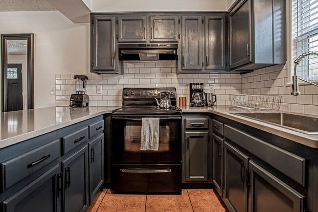 Building Photo - Fully Remodeled 3BR/1BA in the Heart of Bend