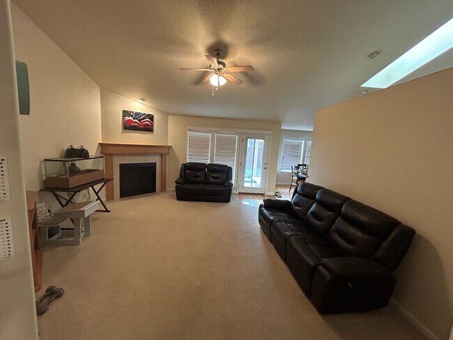 Building Photo - ONE LEVEL Beautiful 4 BR 2 Bath Home 2100 SF / Open and spacious home a MUST see!