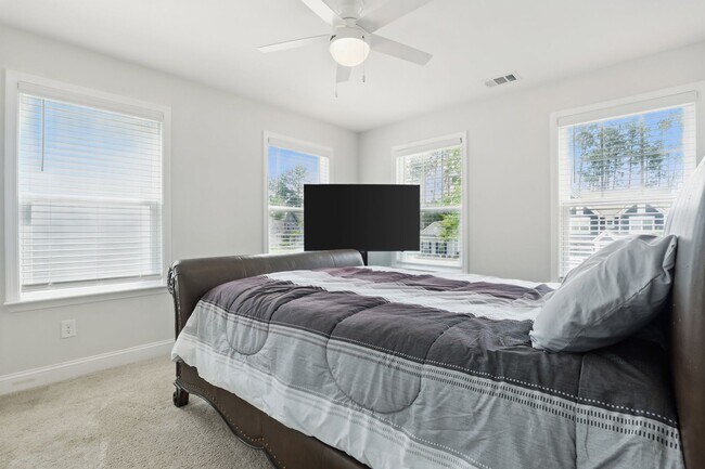 Building Photo - Spacious 5 Bedroom Home in Richmond Hill’s Waterways Community