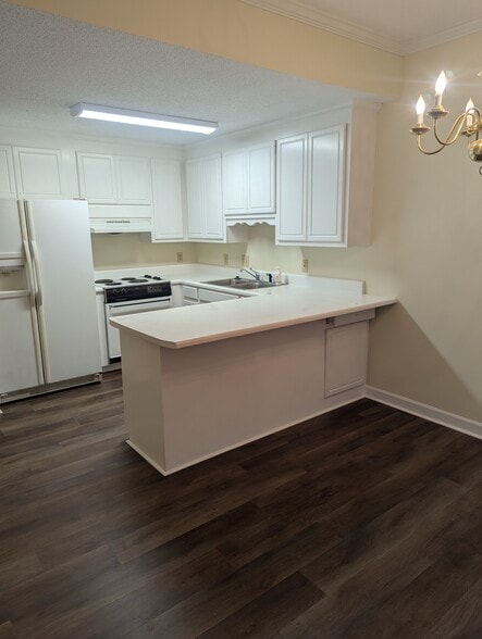 Kitchen/dining area - 322 Woodburn Creek Rd