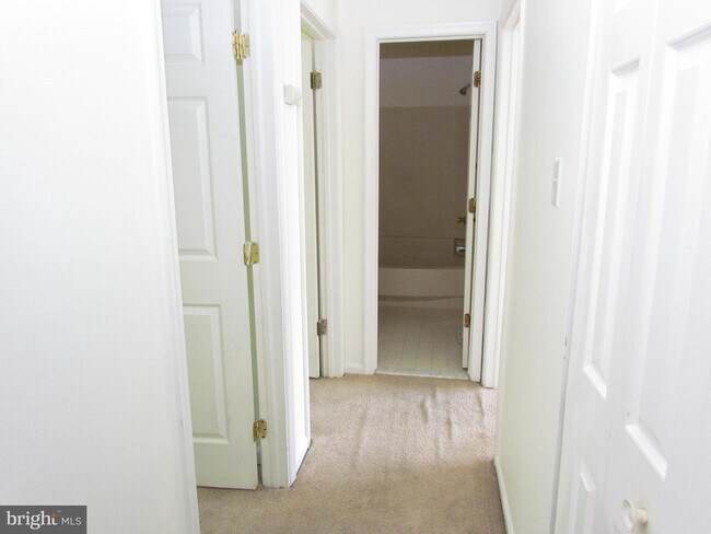 Building Photo - 9 Cohanzick Ct