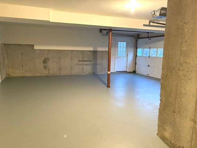 Building Photo - 5 Howes Ct