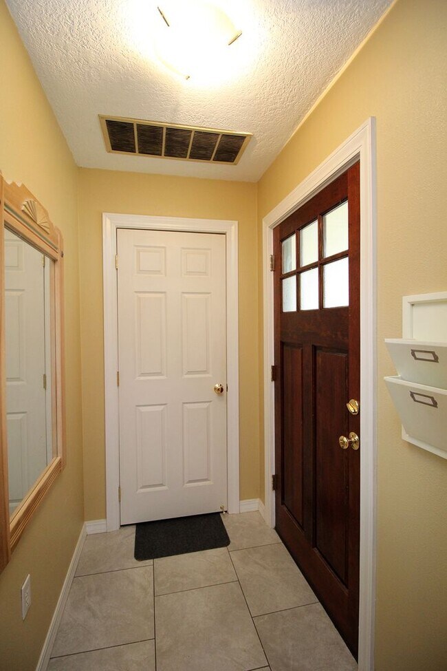 Building Photo - Gorgeous, Remodeled 3 Bed/2 Bath Mid-Century Ranch on Huge Lot – Lake Oswego!