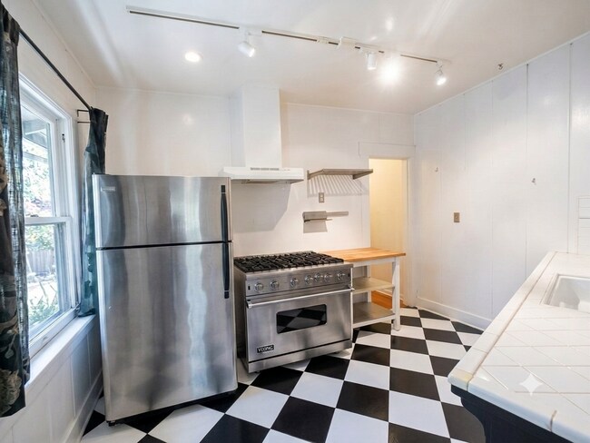 Building Photo - 1278 N Hudson Ave