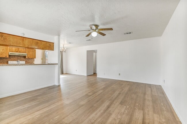 Building Photo - 217 Lazy Ln